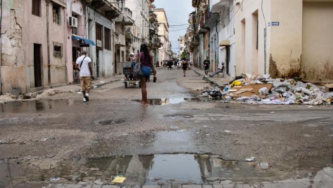 Basura acumulada y charcos, imagen típica de cualquier ciudad de Cuba.