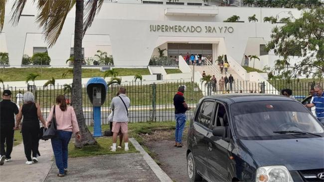 Supermercado de 3ra y 70 en La Habana, solo en dólares.