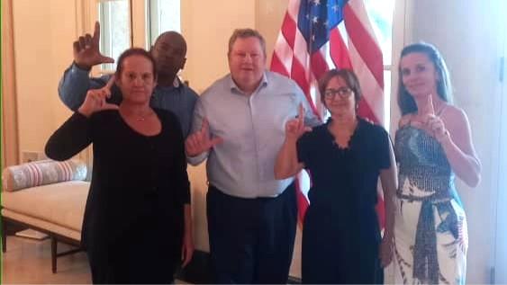 El encargado de negocios de EEUU en Cuba, Mike Hammer (c) con familiares de presos políticios.