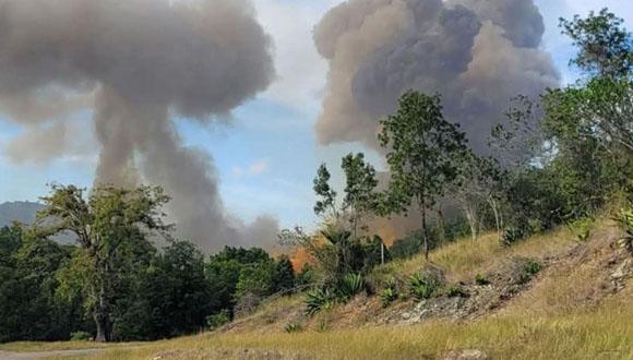 Columna de humo tras explosiones en Melones, Holguín.