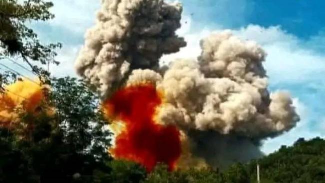 Columna de humo provocada por la explosión en Melones, Holguín. 