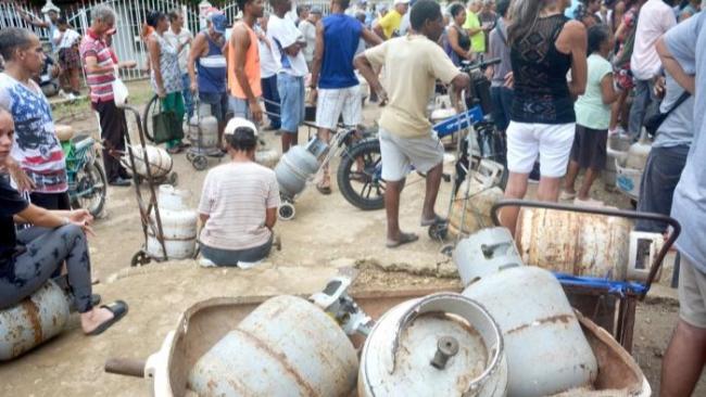 Cola para comprar gas en Cuba.