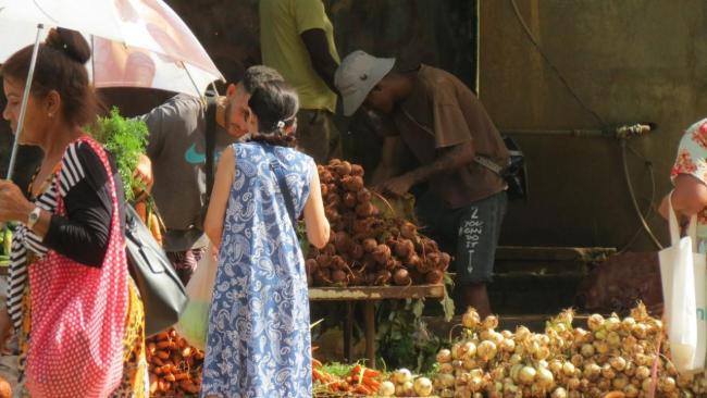 Un puesto de venta de productos del agro en La Habana.