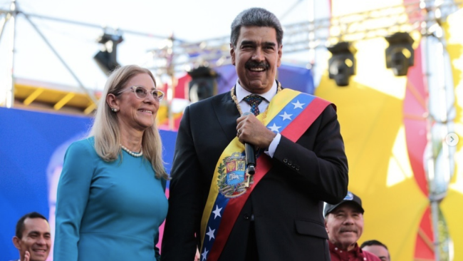 Nicolás Maduro junto a su esposa, Cilia Flores, tras la juramentación.