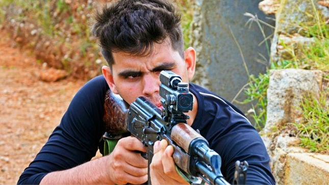 Joven cubano en un ejercicio militar del MINFAR.