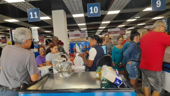 Cajas del nuevo supermercado en dólares y tarjetas extranjeras.