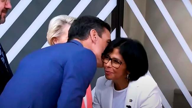 Pedro Sánchez y Delcy Rodríguez en 2023.