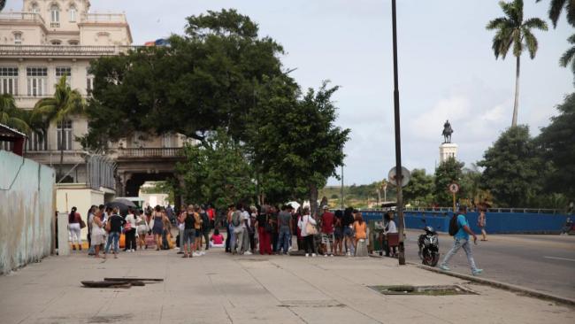 Cubanos hacen cola en el Consulado de España en La Habana.