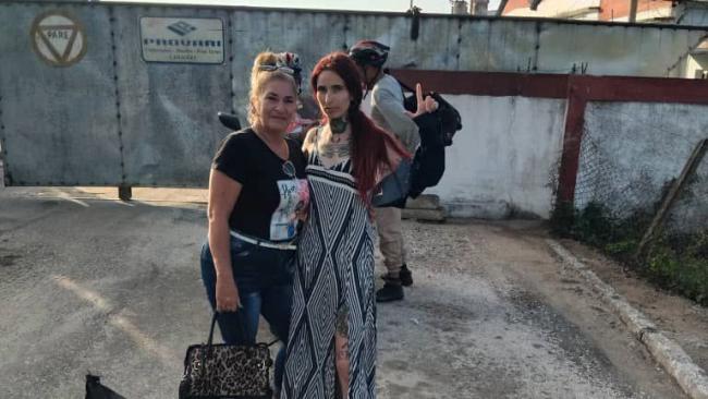 La presa política del 11J Reyna Yacnara Barreto Batista (der) junto a su madre, a la salida de la cárcel.