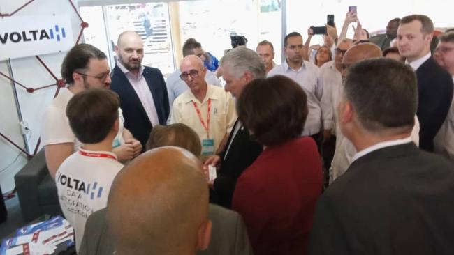 Miguel Díaz-Canel visita el pabellón de la firma cubano-rusa Voltah-Aicros en FIHAV 2024.