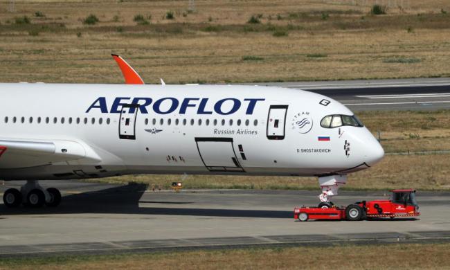 Avión de Aeroflot remolcado en un aeropuerto de Francia.