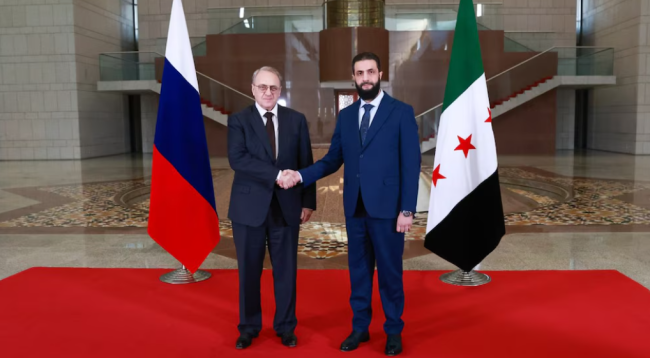 El viceministro de Asuntos Exteriores ruso, Mikhail Bogdanov, junto al líder sirio Ahmed al-Sharaa en Damasco.