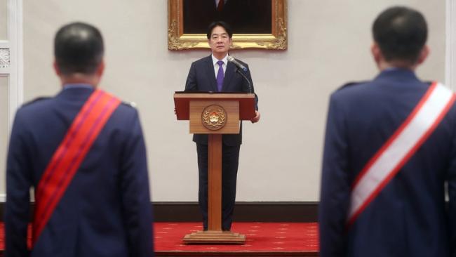 El presidente de Taiwán Lai Ching-te, durante una ceremonia con militares.