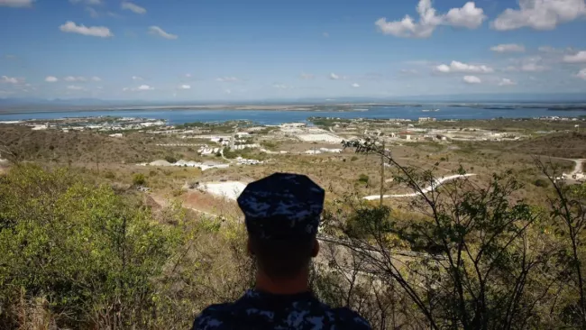 Un militar de EEUU observa desde una torre de vigilancia el territorio de la base naval de Guantánamo.