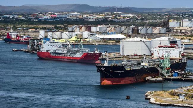 Buques de petróleo en una terminal de Venezuela. 