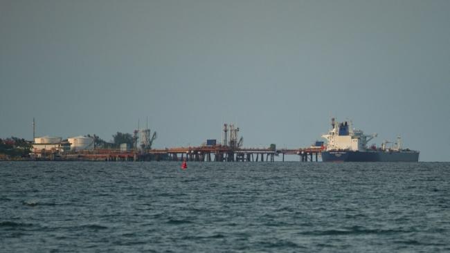 Un barco de petróleo descargando en la base de supertanqueros de Matanzas.