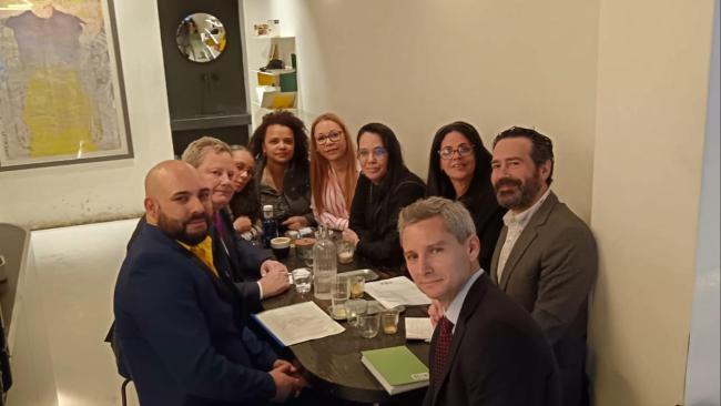 Activistas cubanos con Mike Hammer (segundo izquierda) y funcionarios de EEUU en Madrid.