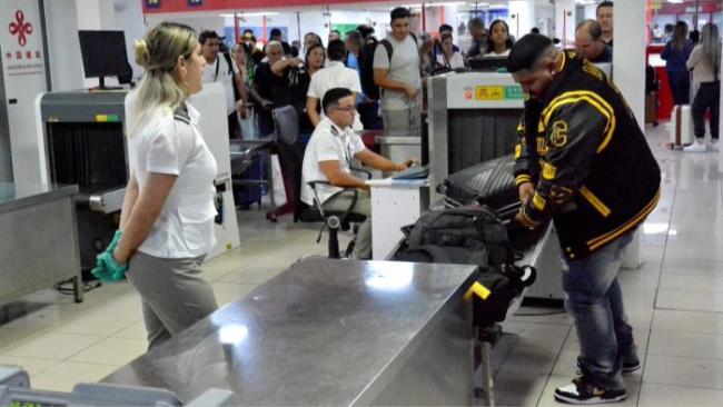 Revisión de equipajes en la Aduana de Cuba.