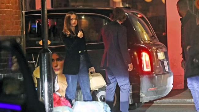 Ana de Armas y Tom Cruise a la salida de un restaurante en Londres.