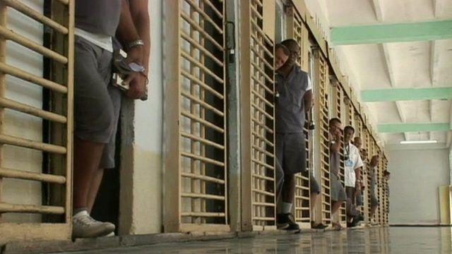 Prisioneros en una cárcel d Cuba