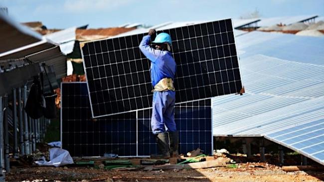 Montaje de placas fotovoltaicas en Cuba.