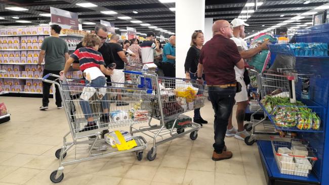 Cubanos en el supermercado en dólares abierto en 3ra y 70.