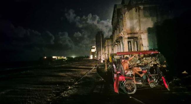 La avenida del Malecón, en La Habana, a oscuras durante un apagón.