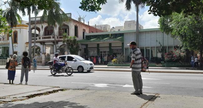 Personas en la avenida Línea, de El Vedado habanero