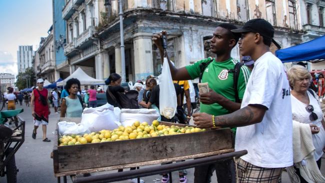 Un carretillero vende sus productos en La Habana.