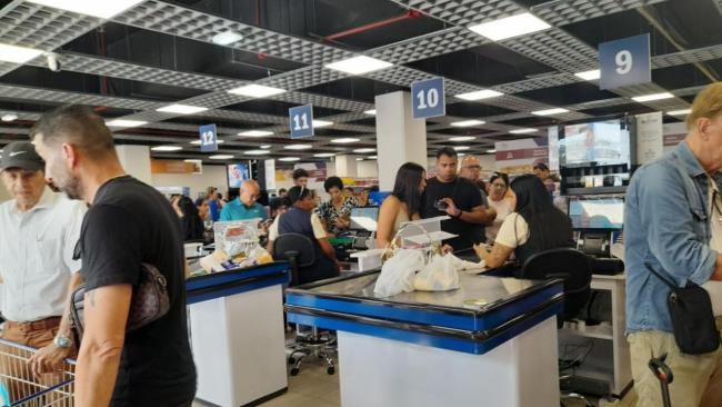 Cajas de cobro del Supermercado de 3ra y 70.