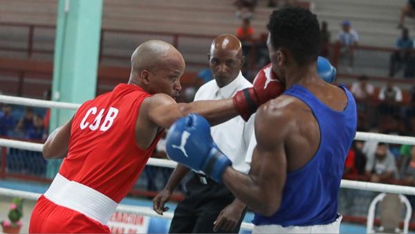 El boxeador cubano Roniel Iglesias (i).