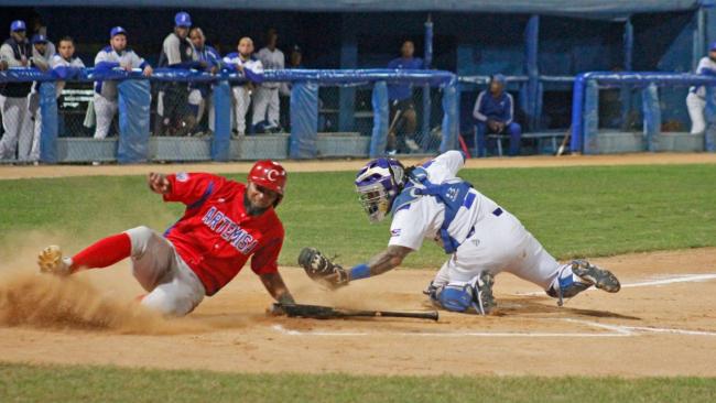 Momento de un partido de la II Liga Élite del Béisbol Cubano.