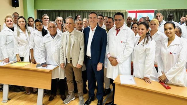 Roberto Occhiuto, presidente de la región italiana de Calabria, posa con los médicos cubanos recién llegados. 