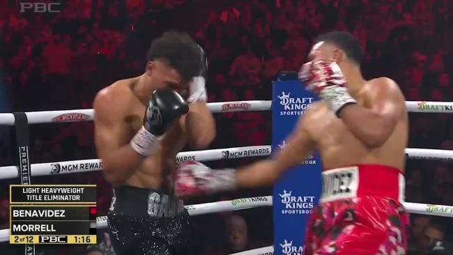 El mexicano Benavídez golpea al cubano Morrell en la pelea en el T-Mobile Arena de Las Vegas.