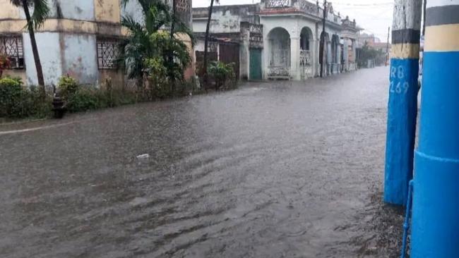 Calle inundada en La Habana por las fuertes lluvias de las últimas horas.