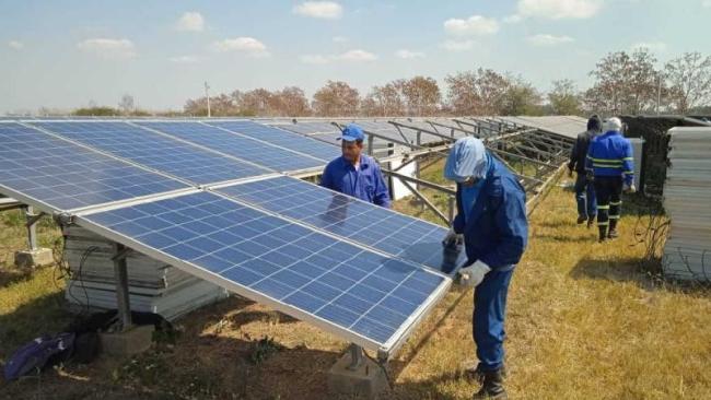 Instalación de un parque solar en Cuba.