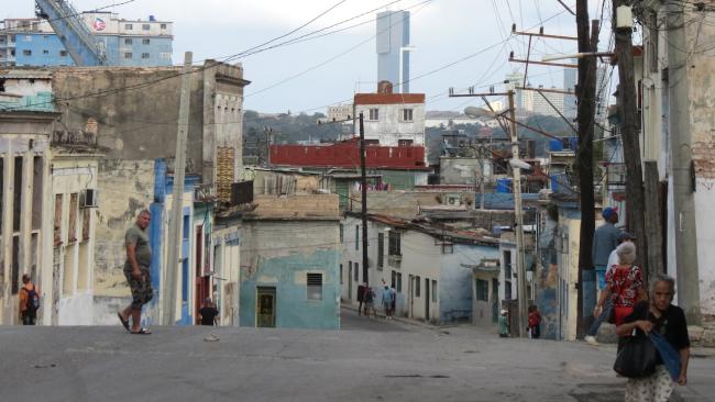 La Torre K de GAESA vista desde una calle empobrecida de La Habana.