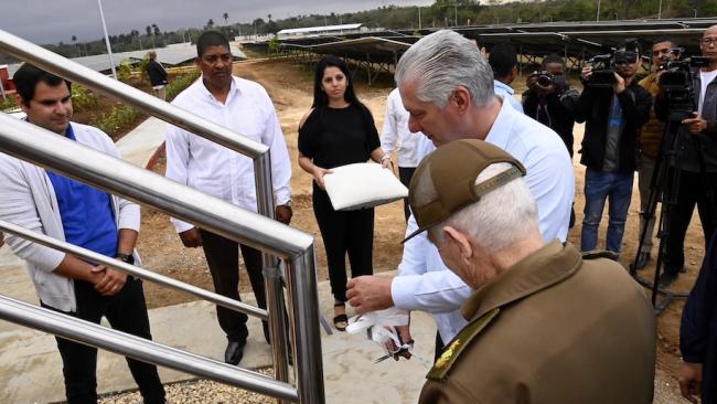 Miguel Díaz-Canel y Ramiro Valdés inauguran un parque fotovoltaico en El Cotorro.