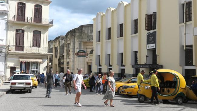 Turistas en una calle de La Habana.