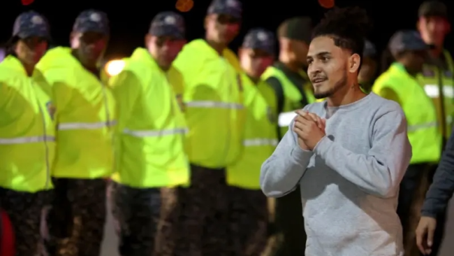 Los venezolanos deportados fueron recibidos en el aeropuerto por una formación de militares chavistas.