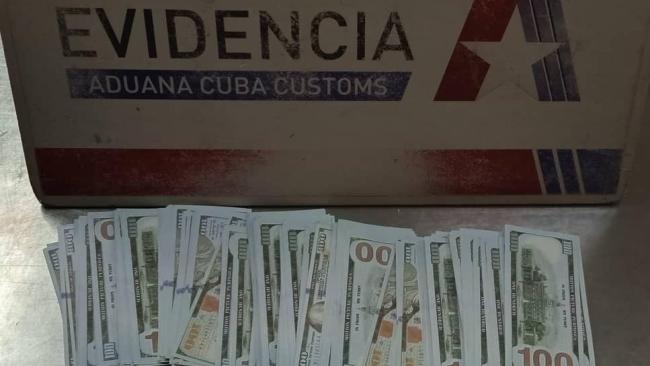 Dólares de atrezzo interceptados por la Aduana de Cuba.