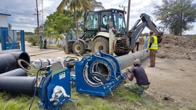 Trabajadores en una conductora de agua.