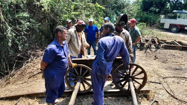 Trabajadores en la instalación de una turbina de agua en Río Cauto, Granma.