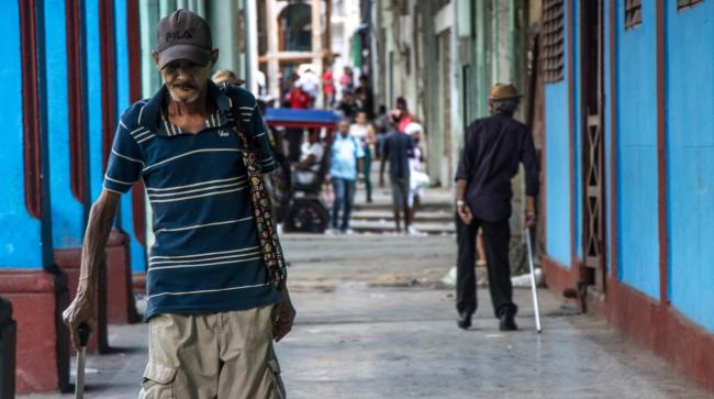 Ancianos en La Habana.