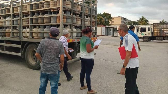 Camiones con cilindros de gas en Cuba.