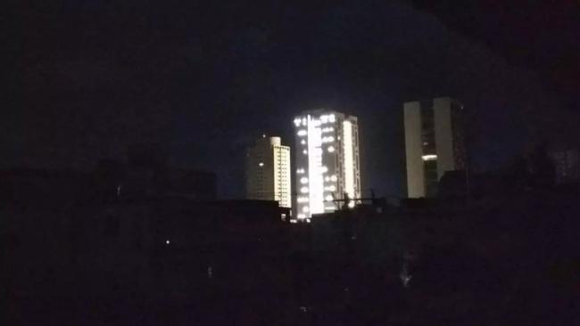 Un hotel iluminado en medio de un apagón en La Habana.