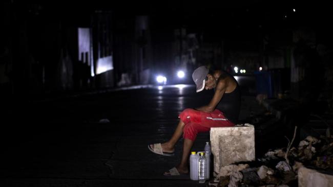 Un cubano en una calle de La Habana en medio de un apagón.