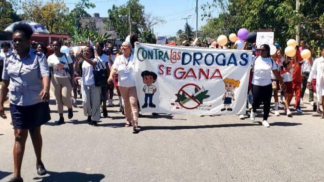 Desfile oficialista en La Güinera, en La Habana, contra las drogas.