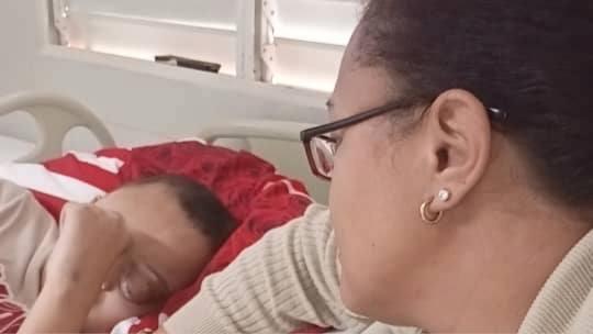 El niño Damir Ortiz y su madre, Eliannis Ramírez, durante un ingreso en Cuba.
