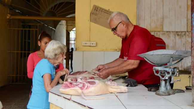 Dos mujeres en un punto de venta de alimentos en La Habana.